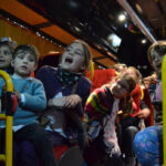 Teatro bus, un show sobre ruedas en el que el escenario es el interior de un autobús | Sevilla con los peques