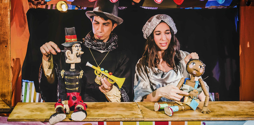 Feria Internacional del Títere de Sevilla con tres globos | Sevilla con los peques