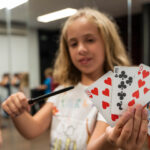 Actividades extraescolares en CasaLa Teatro para niños , niña haciendo magia | Sevilla con los peques
