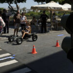 Sevilla celebra el Día sin coche con actividades para niños y familias, niños en triciclos | Sevilla con los peques