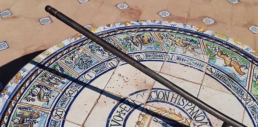 Detalle de reloj solar en Gymkhana cultural | Sevilla con los peques 
