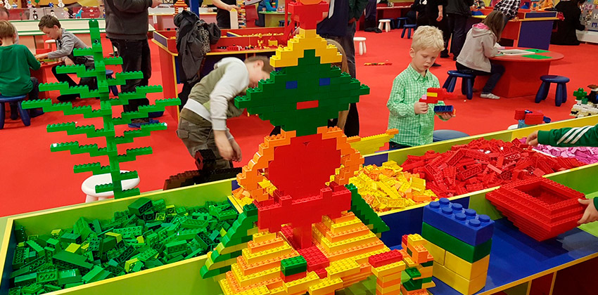 Piezas Lego, una en el Pabellón la Navegación