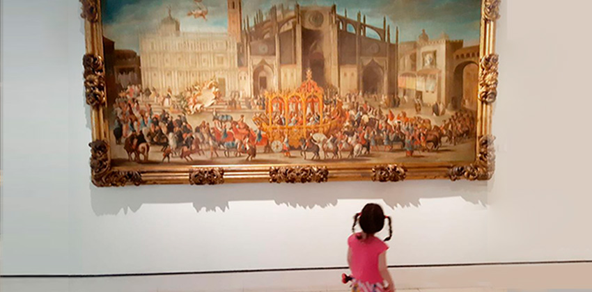 niña contemplando un cuadro en el Museo de Bellas Artes de Sevilla | Sevilla con los peques