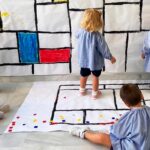 Jornada de Puertas Abiertas en CBS Pre-School Mairena niña pintando en un mural | Sevilla con los peques