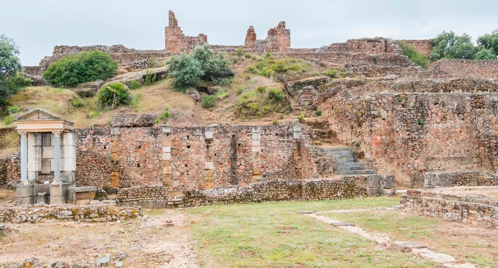 Desde el Foro. Pórtico de dos pisos. Escalera monumental de subida al Templo de Podio y Templo de Fortuna y Hércules  de Munigua | Sevilla con los peques