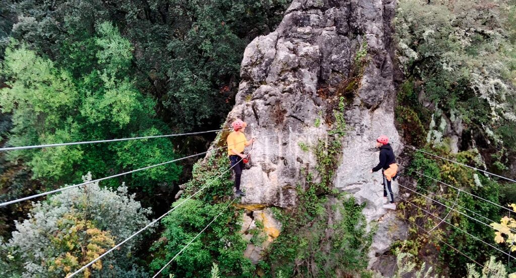 Niños de Bilingual Summer Camp practicando Slackline | Sevilla con los peques