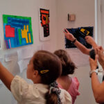 Niños exponiendo los cuadros hechos en el Programa vaCAACiones: son talleres de varano para niños en el CAAC, Centro Andaluz de ARte Contemporaneo | Sevilla con los peques