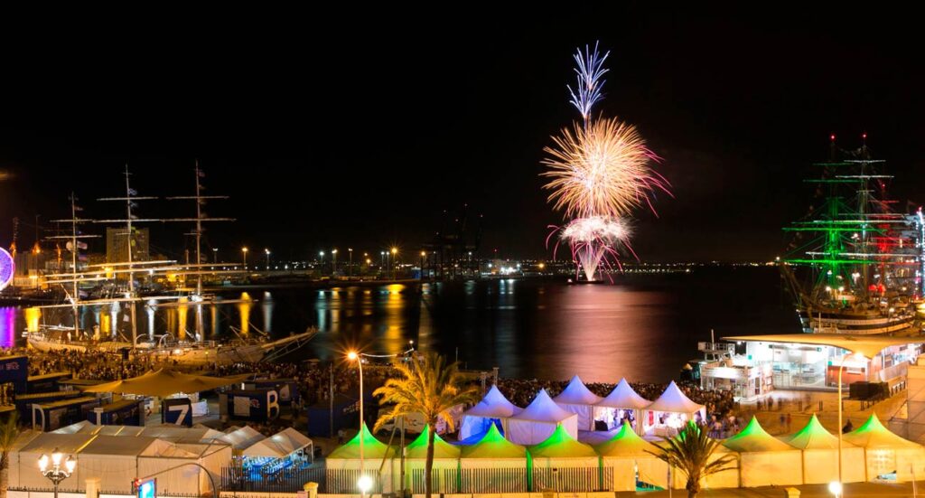 Fuegos artificiales sobre el muelle de cádiz | Sevilla con los peques