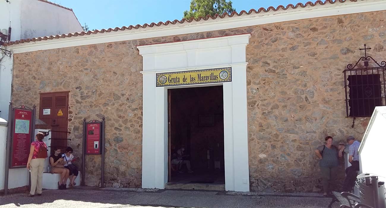 Acceso a la Gruta de las Maravilla, en mitad del nucleo urbanod e aracena | Sevilla con los peques