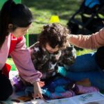 familia dosfrutando en In the park , en el apqrue del Alamillo | Sevilla con los peques