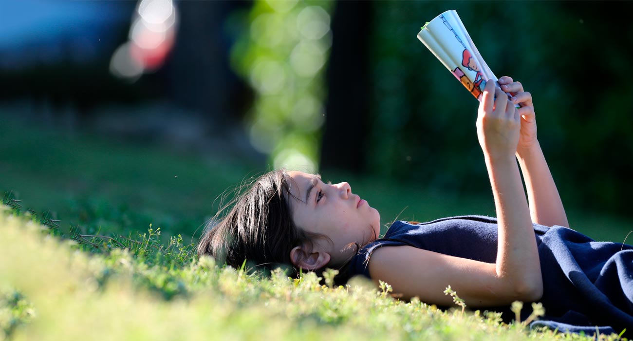 NIña leyendo un libro en la celebración del Día del libro | Sevilla con los peques